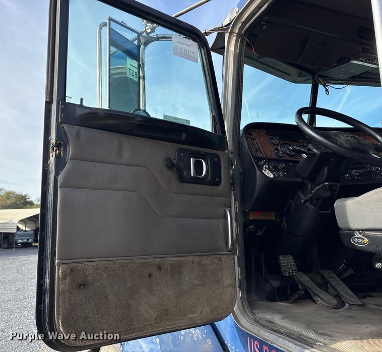 image for item ET7293 2005 Peterbilt 385 semi truck