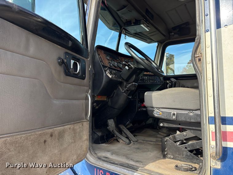 image for item ET7293 2005 Peterbilt 385 semi truck