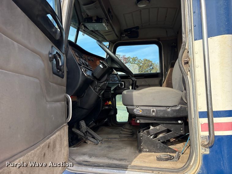 image for item ET7293 2005 Peterbilt 385 semi truck