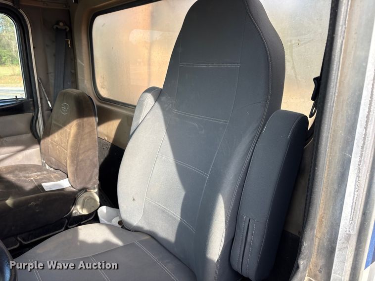 image for item ET7293 2005 Peterbilt 385 semi truck