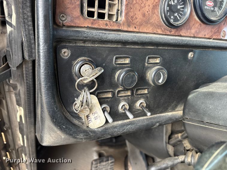 image for item ET7293 2005 Peterbilt 385 semi truck