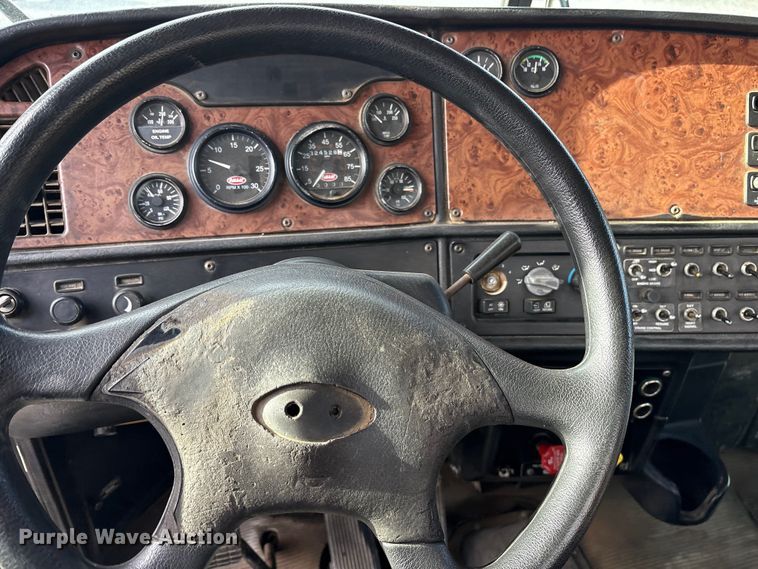 image for item ET7293 2005 Peterbilt 385 semi truck