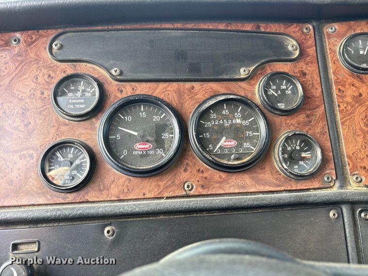 image for item ET7293 2005 Peterbilt 385 semi truck