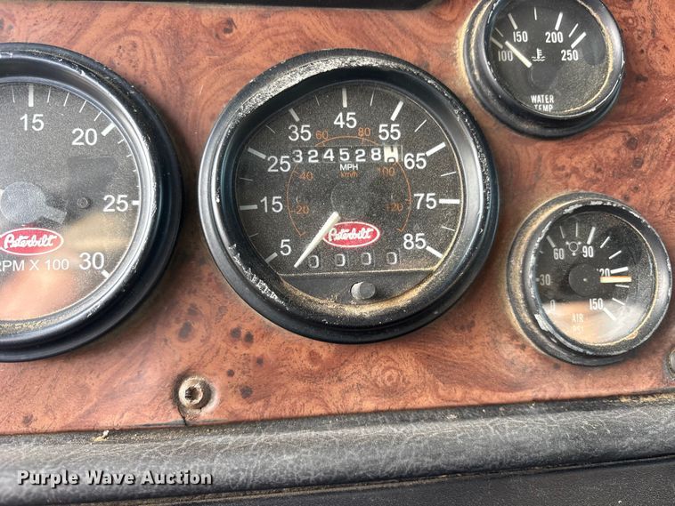 image for item ET7293 2005 Peterbilt 385 semi truck