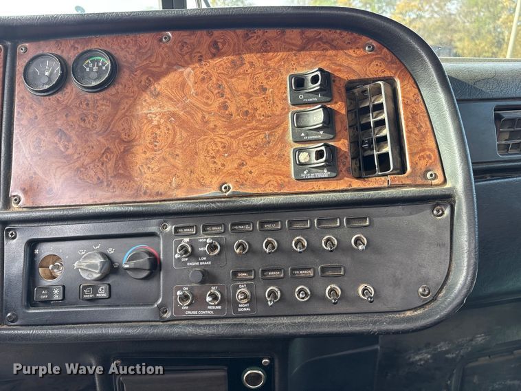 image for item ET7293 2005 Peterbilt 385 semi truck