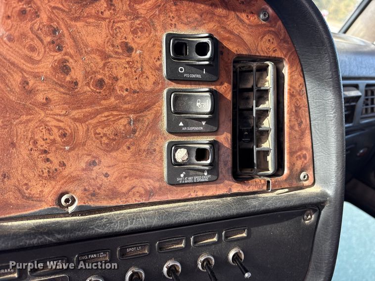 image for item ET7293 2005 Peterbilt 385 semi truck