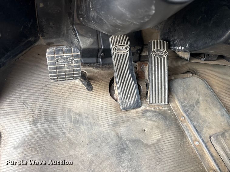 image for item ET7293 2005 Peterbilt 385 semi truck