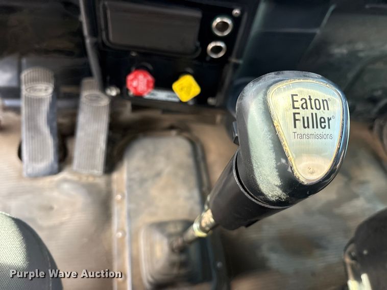 image for item ET7293 2005 Peterbilt 385 semi truck