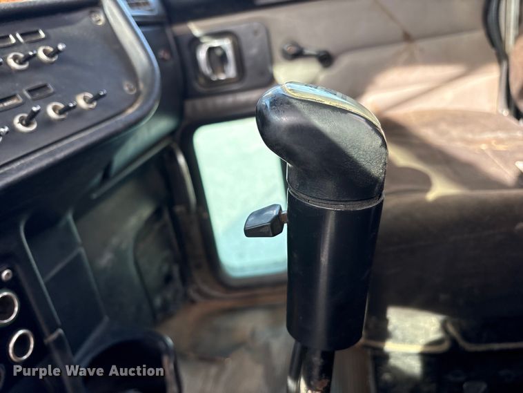 image for item ET7293 2005 Peterbilt 385 semi truck