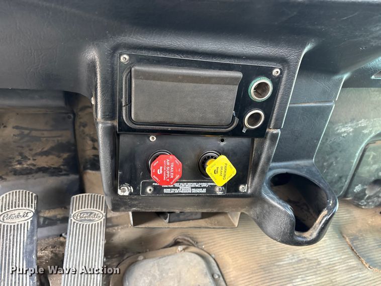 image for item ET7293 2005 Peterbilt 385 semi truck