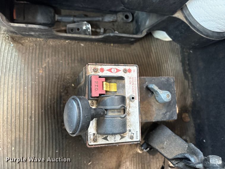 image for item ET7293 2005 Peterbilt 385 semi truck