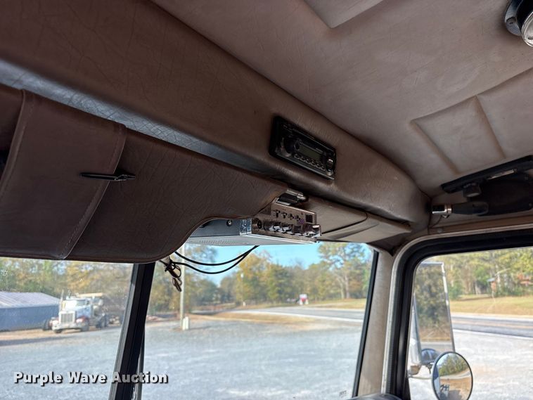 image for item ET7293 2005 Peterbilt 385 semi truck