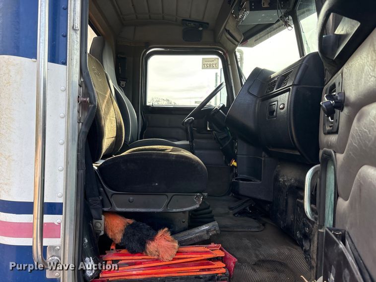 image for item ET7293 2005 Peterbilt 385 semi truck