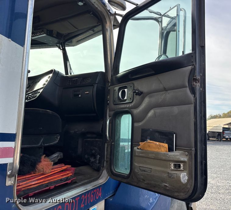 image for item ET7293 2005 Peterbilt 385 semi truck