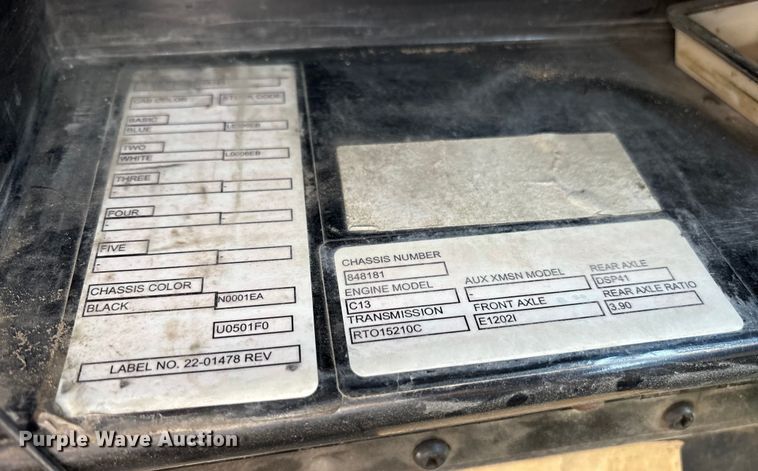 image for item ET7293 2005 Peterbilt 385 semi truck