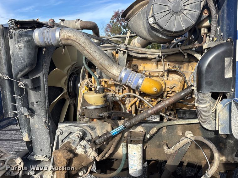 image for item ET7293 2005 Peterbilt 385 semi truck