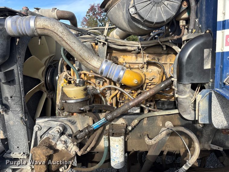 image for item ET7293 2005 Peterbilt 385 semi truck