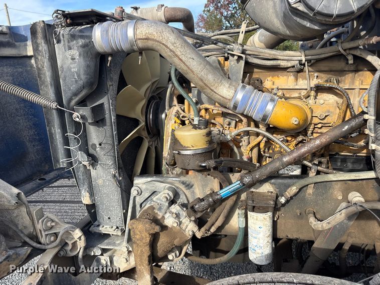 image for item ET7293 2005 Peterbilt 385 semi truck