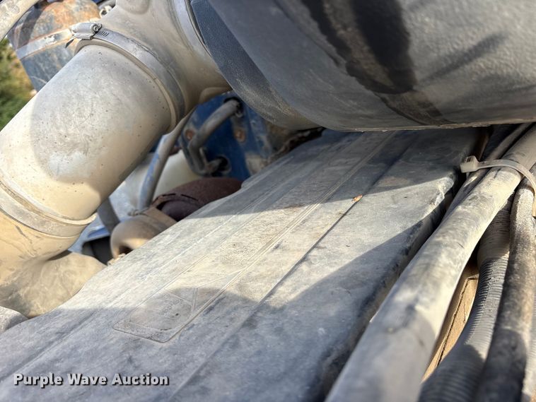 image for item ET7293 2005 Peterbilt 385 semi truck