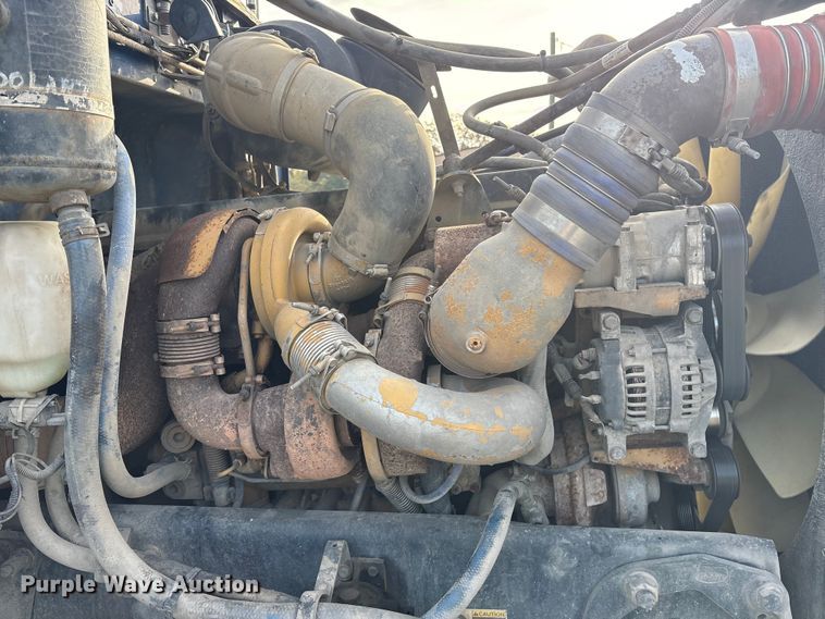 image for item ET7293 2005 Peterbilt 385 semi truck