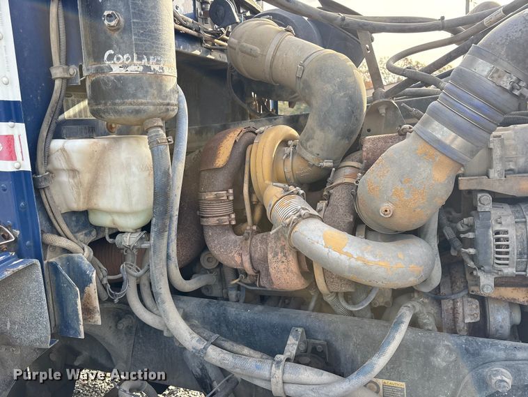 image for item ET7293 2005 Peterbilt 385 semi truck