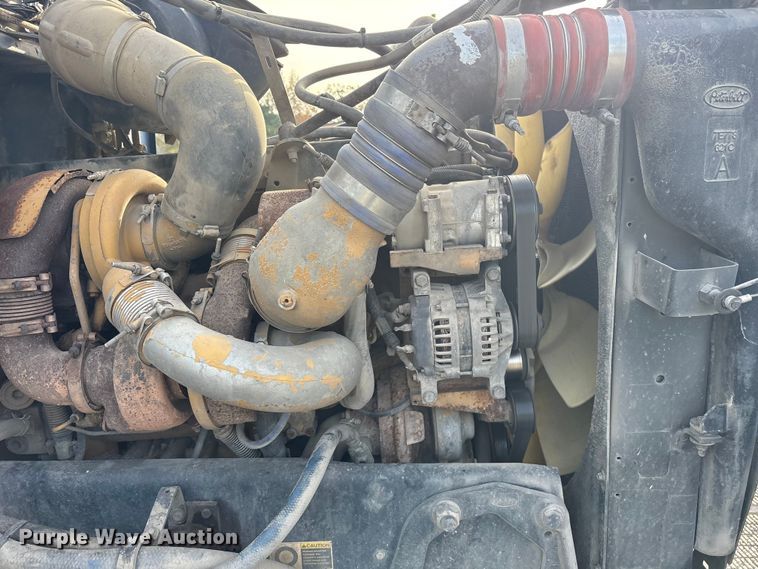 image for item ET7293 2005 Peterbilt 385 semi truck