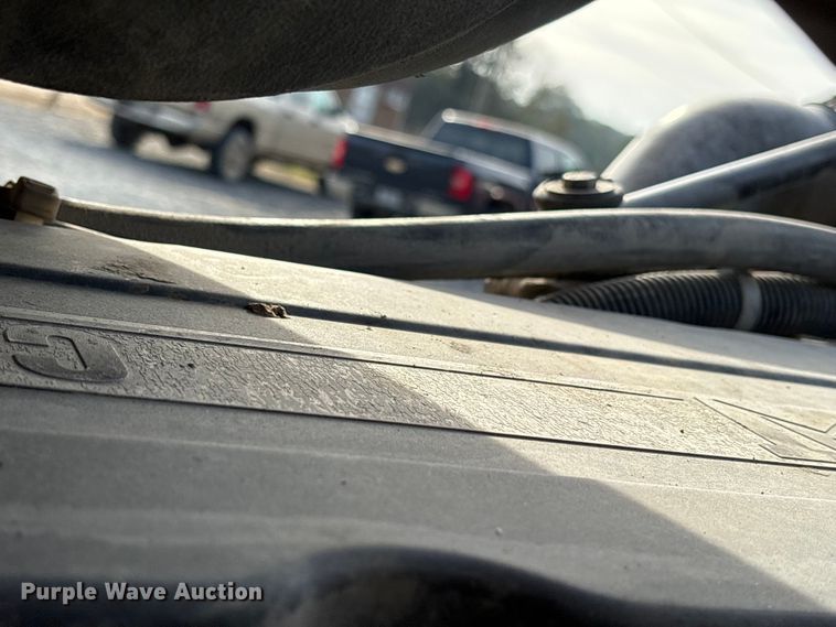 image for item ET7293 2005 Peterbilt 385 semi truck