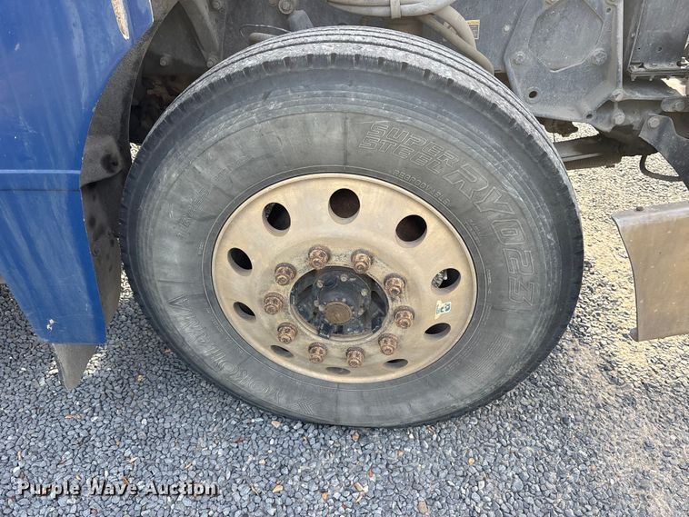 image for item ET7293 2005 Peterbilt 385 semi truck