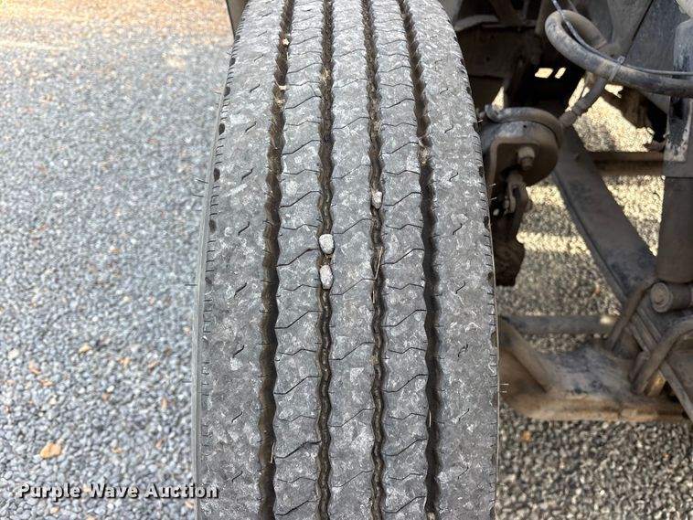 image for item ET7293 2005 Peterbilt 385 semi truck