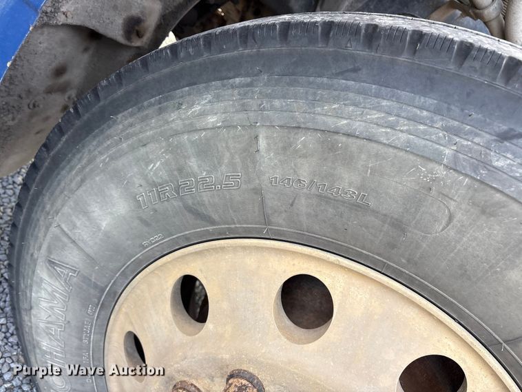 image for item ET7293 2005 Peterbilt 385 semi truck