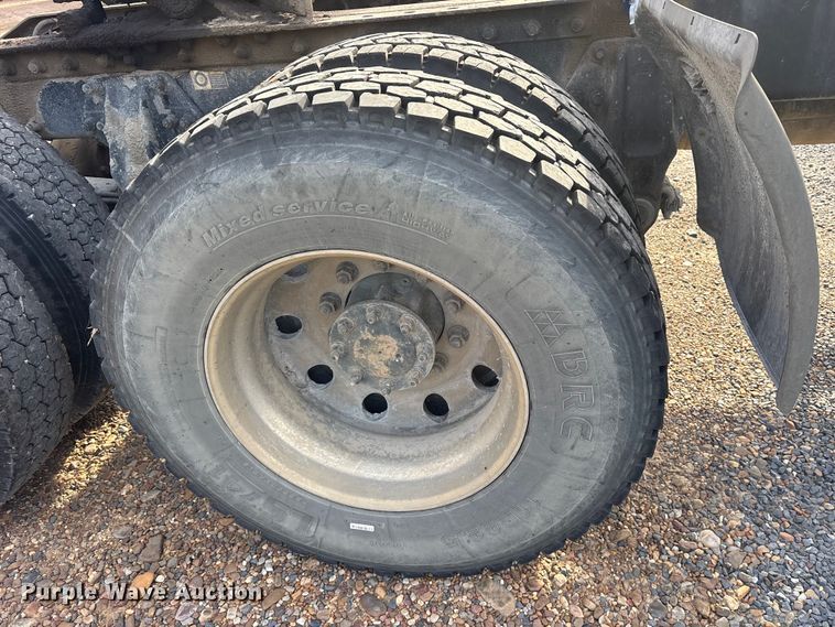 image for item ET7293 2005 Peterbilt 385 semi truck