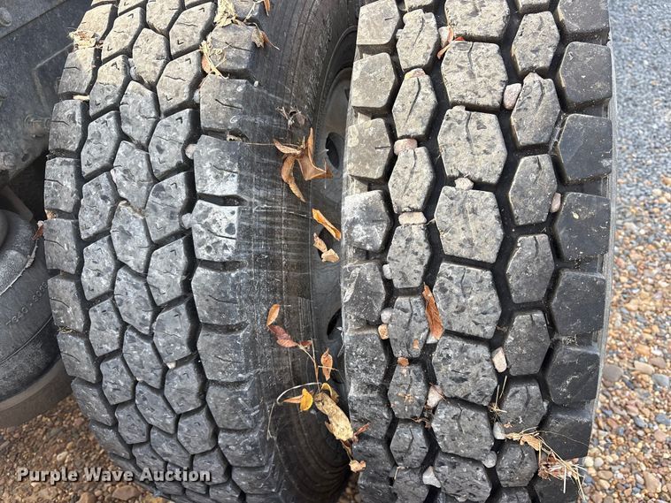 image for item ET7293 2005 Peterbilt 385 semi truck