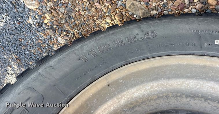 image for item ET7293 2005 Peterbilt 385 semi truck