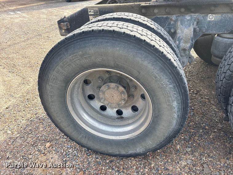 image for item ET7293 2005 Peterbilt 385 semi truck