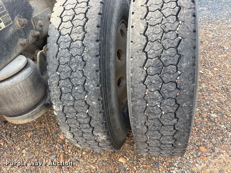 image for item ET7293 2005 Peterbilt 385 semi truck