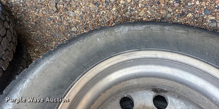 image for item ET7293 2005 Peterbilt 385 semi truck