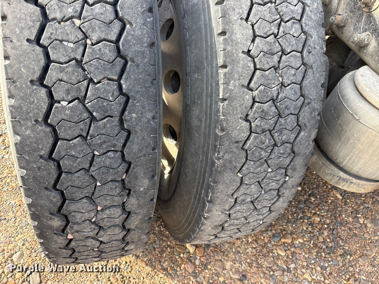 image for item ET7293 2005 Peterbilt 385 semi truck