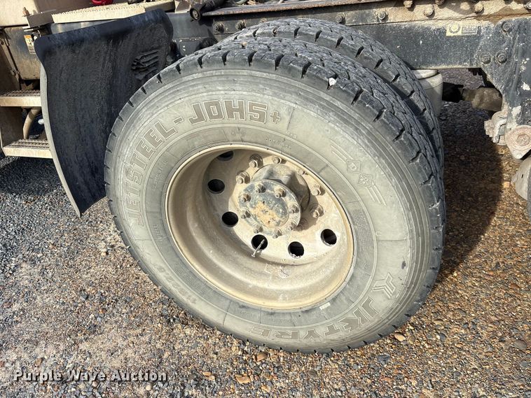 image for item ET7293 2005 Peterbilt 385 semi truck