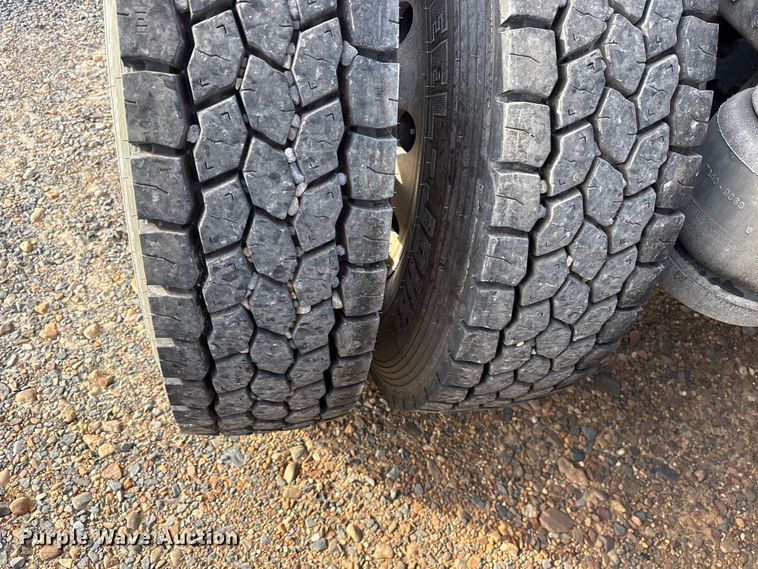 image for item ET7293 2005 Peterbilt 385 semi truck