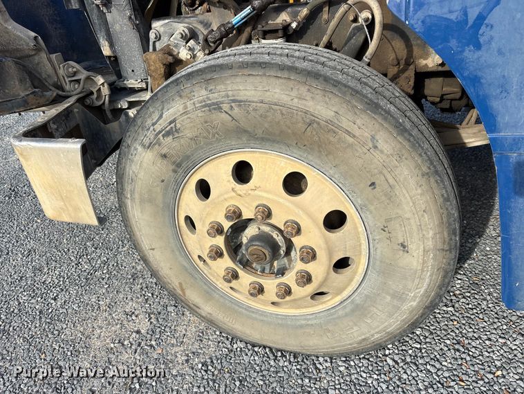 image for item ET7293 2005 Peterbilt 385 semi truck