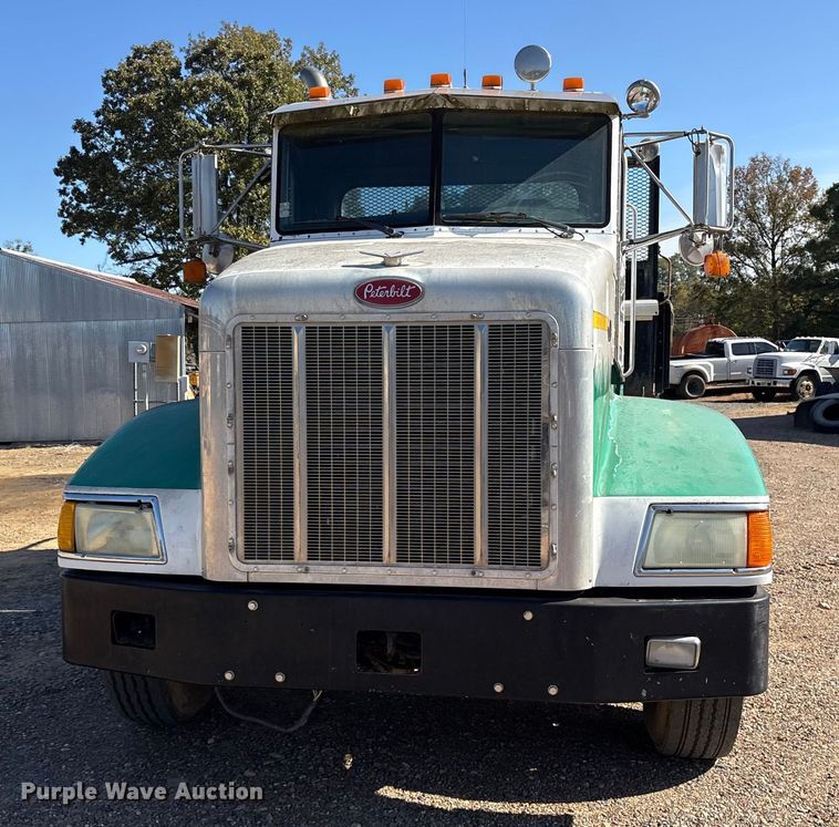 image for item ET7294 2002 Peterbilt 385 flatbed truck