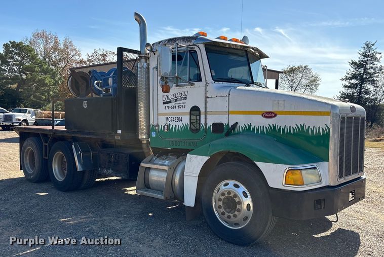 image for item ET7294 2002 Peterbilt 385 flatbed truck