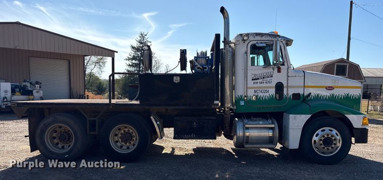 image for item ET7294 2002 Peterbilt 385 flatbed truck