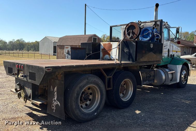 image for item ET7294 2002 Peterbilt 385 flatbed truck