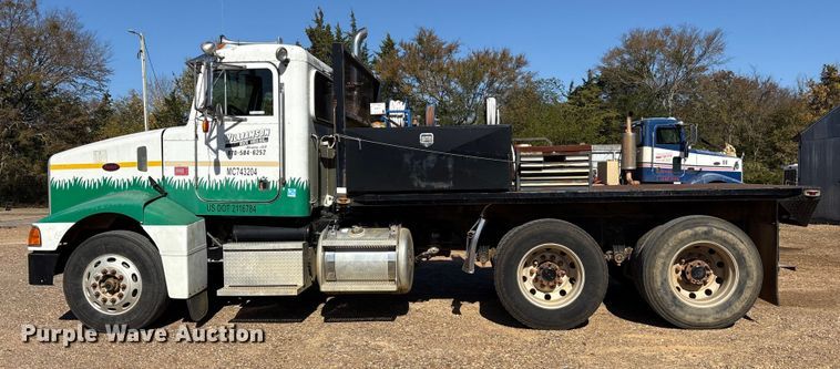 image for item ET7294 2002 Peterbilt 385 flatbed truck