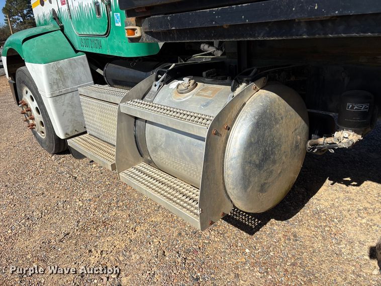 image for item ET7294 2002 Peterbilt 385 flatbed truck