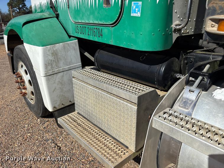 image for item ET7294 2002 Peterbilt 385 flatbed truck