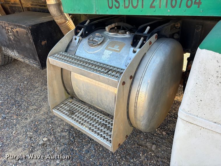 image for item ET7294 2002 Peterbilt 385 flatbed truck