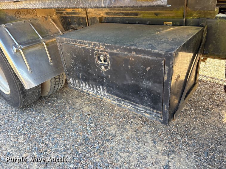 image for item ET7294 2002 Peterbilt 385 flatbed truck