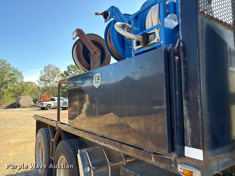 image for item ET7294 2002 Peterbilt 385 flatbed truck